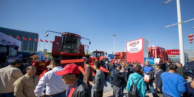 凯斯新疆展会现场交付专为中国市场玉米收获设计的收割机